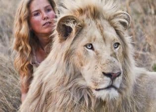 MIA ET LE LION BLANC